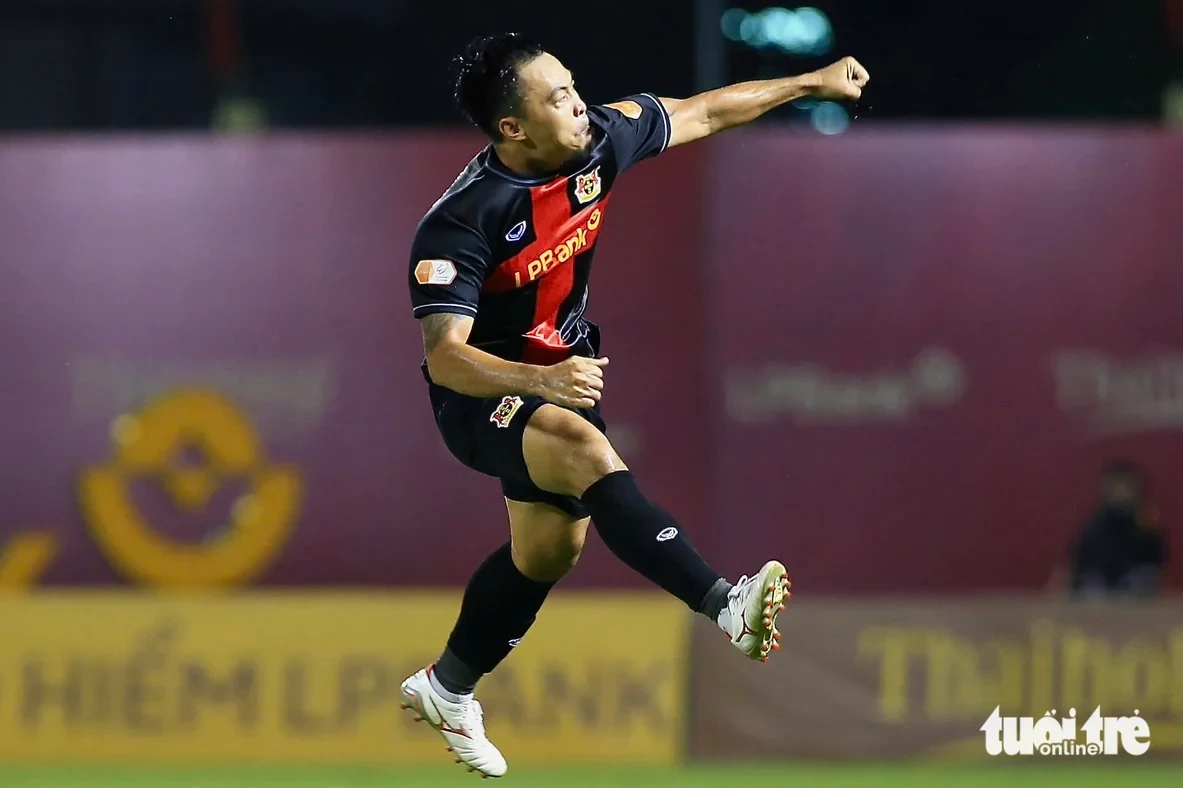 Cầu thủ Ninh Bình triển khai tấn công trong một trận V.League