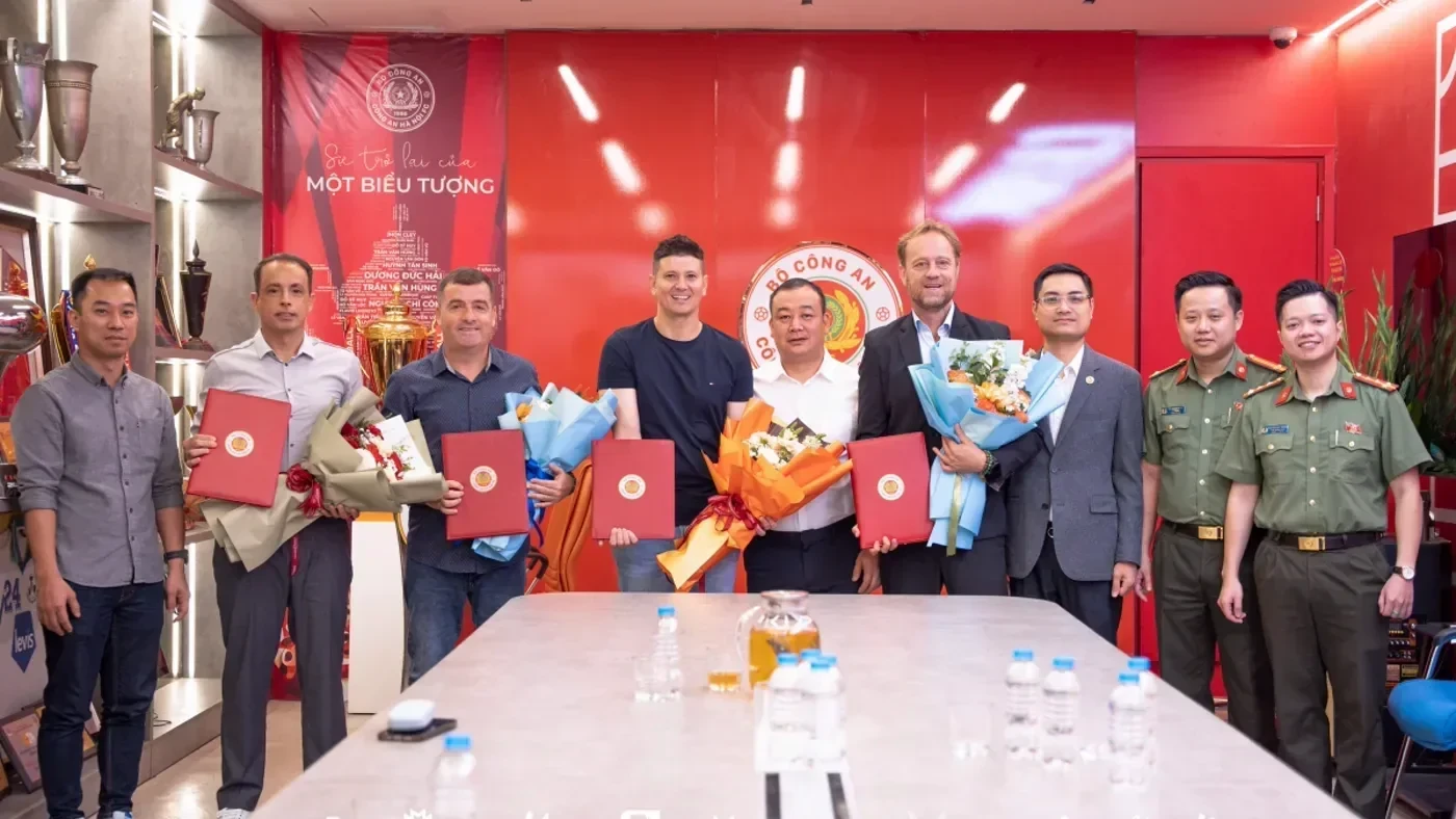 Alexandre Pölking trong lễ gia hạn hợp đồng với Công An Hà Nội năm 2026