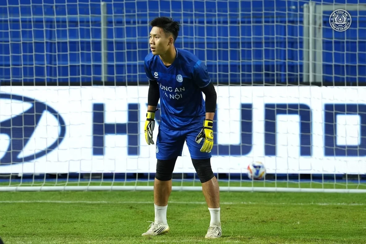 Vũ Thành Vinh trong buổi tập thủ môn của Công An Hà Nội