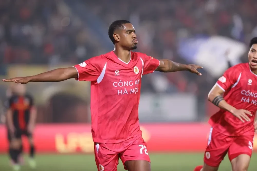 Alan Grafite thực hiện bài tập dứt điểm một chạm
