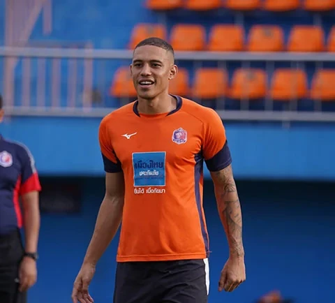 Brayan Perea nghỉ ngắn sau buổi tập của Công An Hà Nội