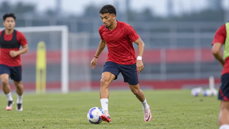 David Henen bước vào sân tập của Công An Hà Nội