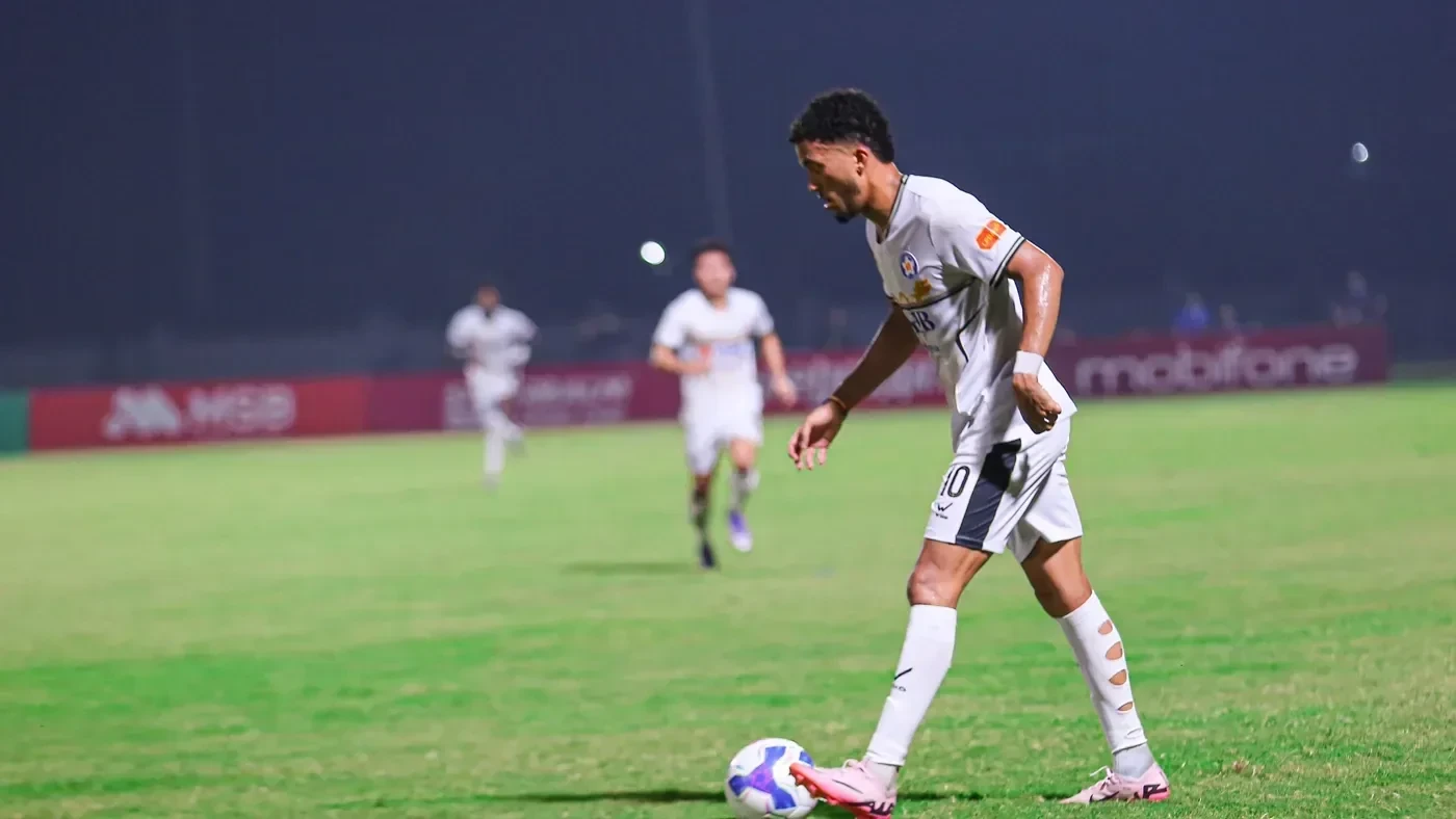 David Henen xử lý bóng trong màu áo SHB Đà Nẵng