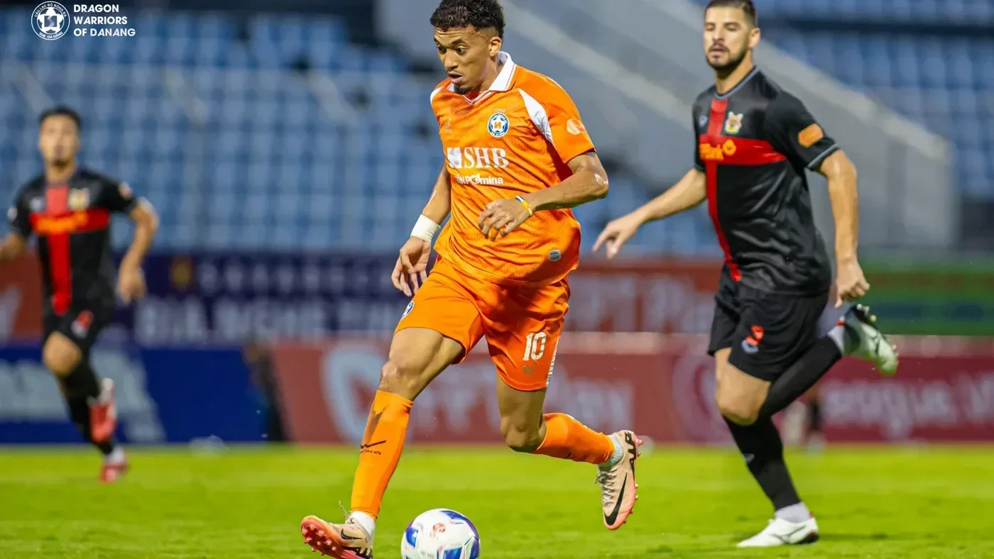 David Henen đi bóng trong trận đấu tại V.League