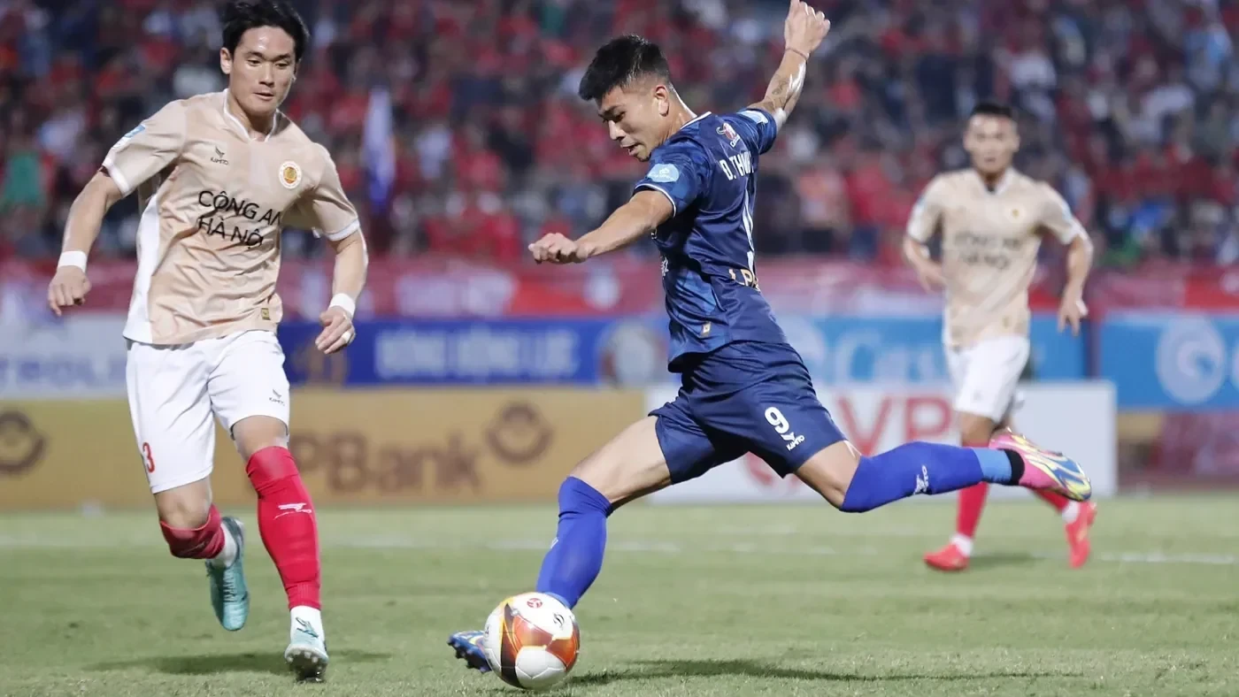 Đinh Thanh Bình dứt điểm trong trận HAGL gặp Công An Hà Nội