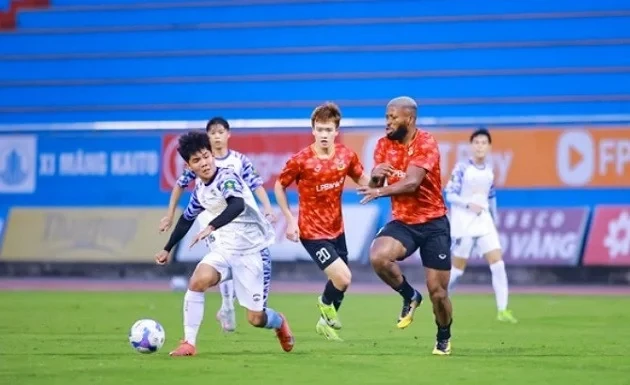 Fred Friday dứt điểm bóng sệt trong bài tập