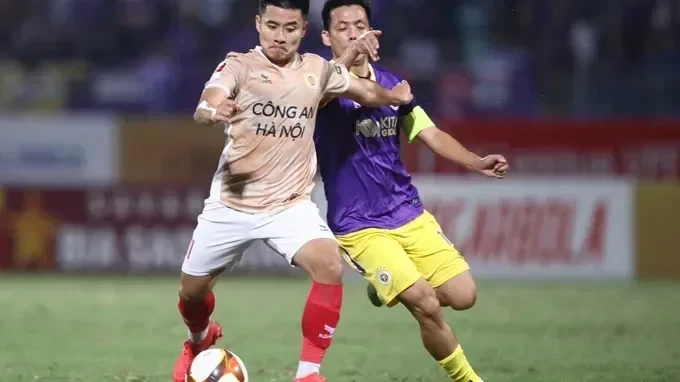 Lê Phạm Thành Long che bóng trước một cầu thủ Hà Nội