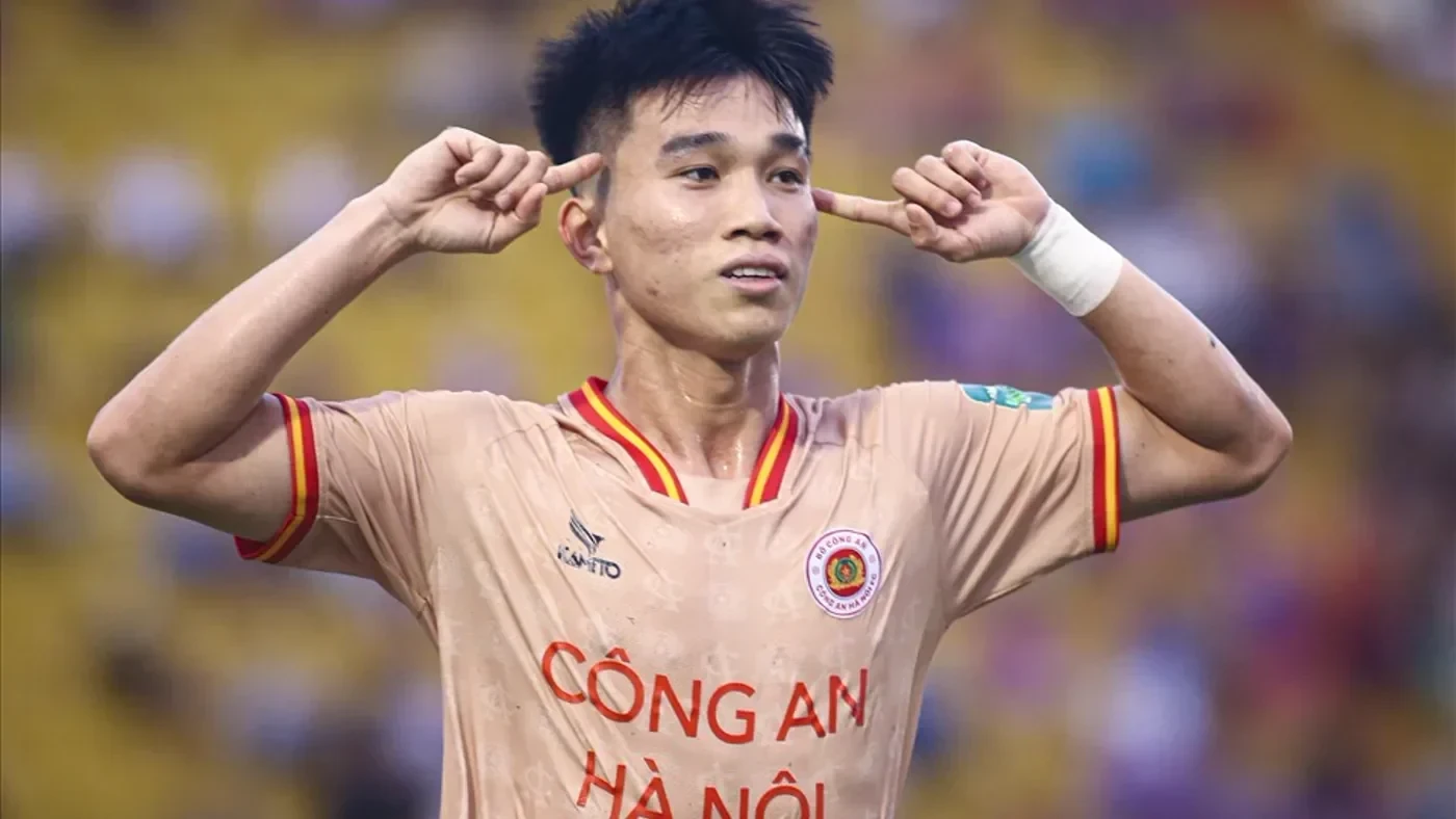 Lê Văn Đô ăn mừng trong màu áo Công An Hà Nội