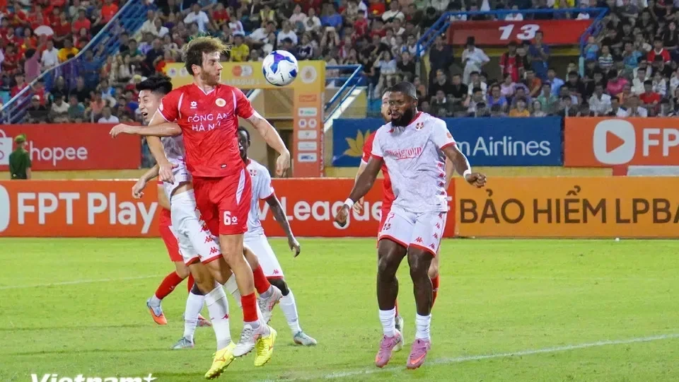 Stefan Mauk bật lên tranh bóng trong màu áo Công An Hà Nội