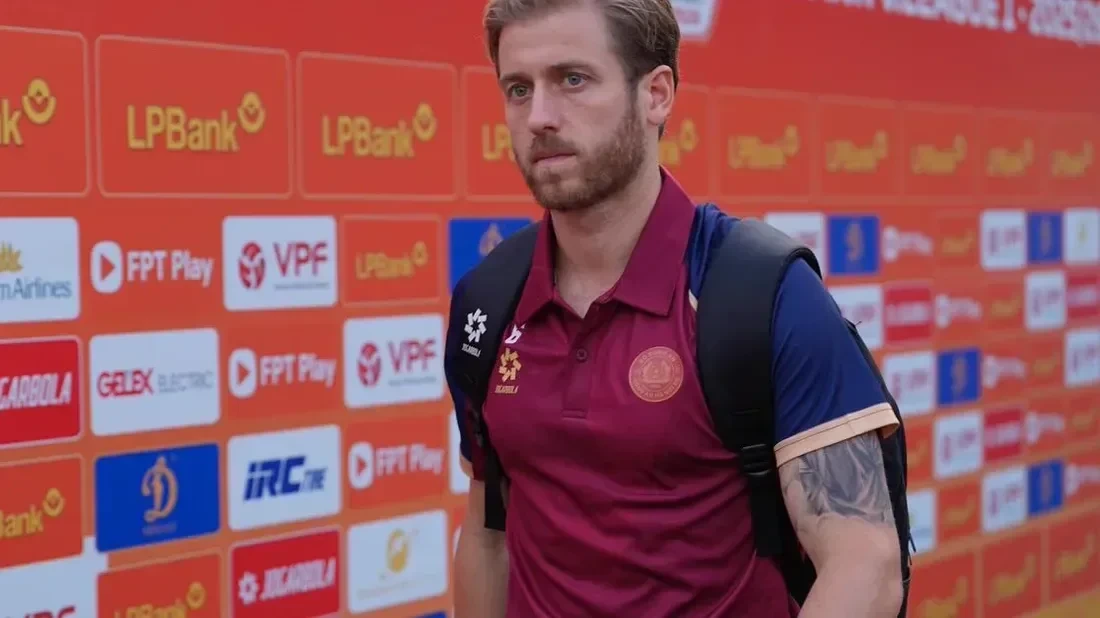 Stefan Mauk trước trận đấu của Công An Hà Nội tại V.League