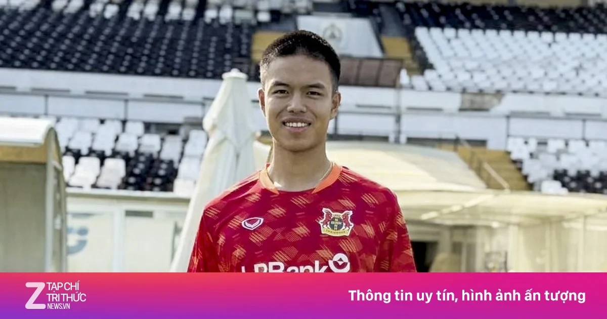 Tiền vệ trẻ tập nhận bóng sau khi quan sát vai